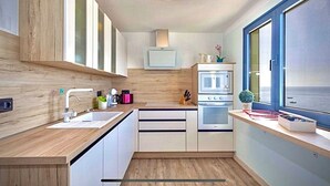 Suite Royal | Dapur pribadi | Lemari es besar, microwave, oven, dan kompor