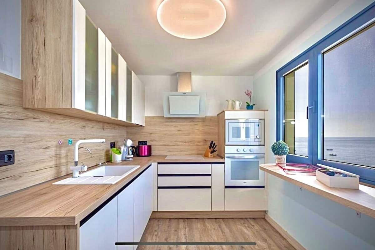 Royal suite | Privékeuken | Een koelkast/vriezer, een magnetron, een oven, een kookplaat