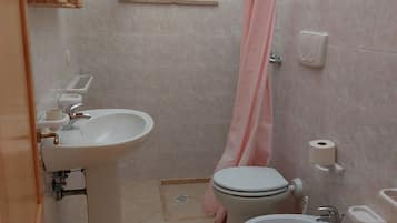 Douche, sĂšche-cheveux, bidet, papier toilette