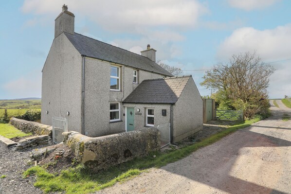 Cottage | Front of property - Tregynrig Bach (Cemaes Bay)