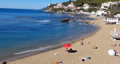 La Casina between sea and culture: relaxation and history.