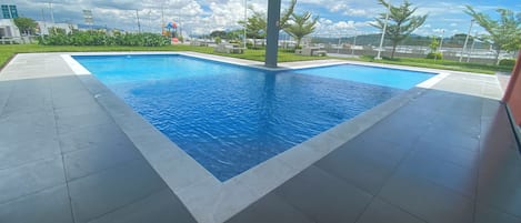 Una piscina al aire libre