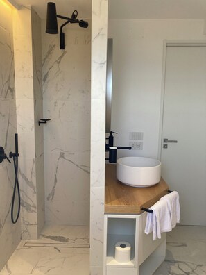 Douche, sĂšche-cheveux, bidet, serviettes fournies