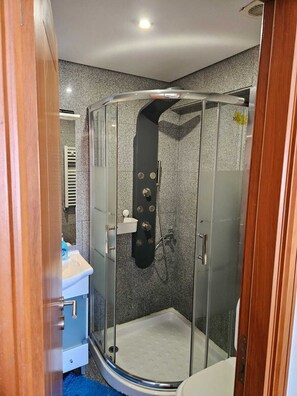 Jetted bath, hair dryer, bidet, towels