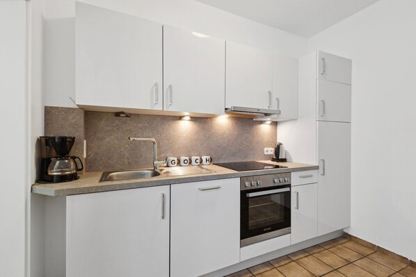 Kühlschrank, Ofen, Herdplatte, Geschirrspüler