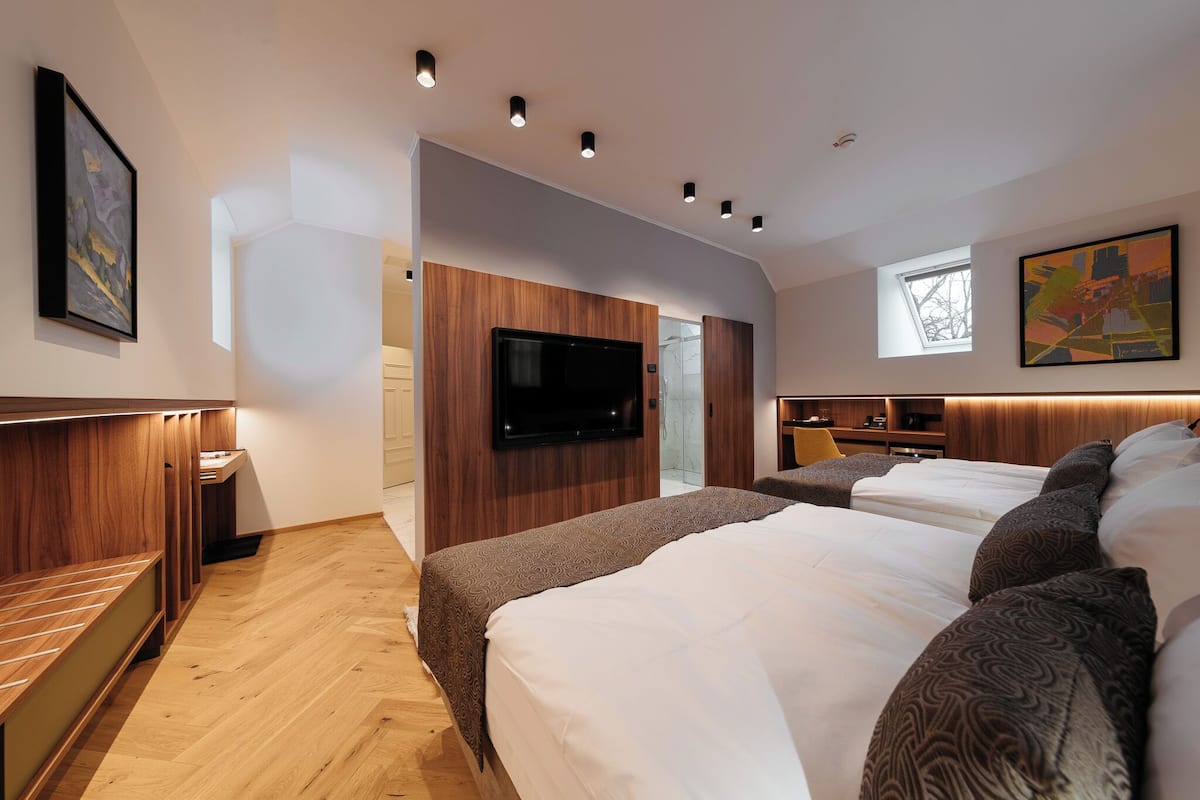 Minibar, Schreibtisch, kostenloses WLAN, Bettwäsche