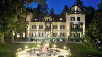 Overnatningsstedets facade – aften/nat
