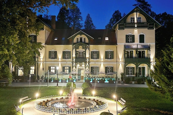 Vista frontal de la propiedad por la tarde o noche