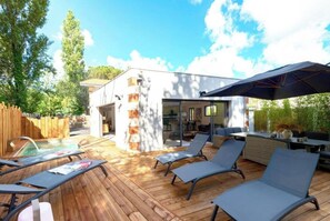 Outdoor dining - Villa Lohca in Pyla with heated pool on the edge of the golf course (La Teste-de-Buch)