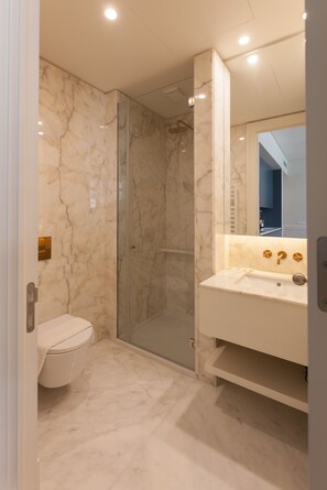 Shower, towels, shampoo, toilet paper - FLH Praça Rossio Bright Apartment (Lisbon)
