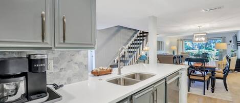 冷蔵庫、電子レンジ、オーブン、コンロ