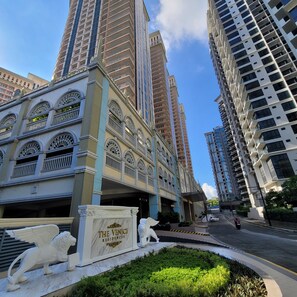 Exterior - Fully Furnished Modern 1 BR Condo at The Venice Luxury Residences (Taguig)