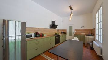 Fridge, microwave, oven, dishwasher