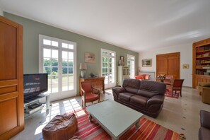 Fernseher, Kamin, DVD-Player