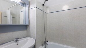 A bathroom with a sink, mirror, and bathtub. - Zénitude - Appartement au pied des pistes (Les Angles)