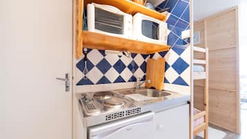 Een koelkast, een magnetron, een oven, een vaatwasser