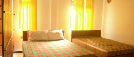 1 quarto, ferros/tábuas de passar roupa, roupa de cama