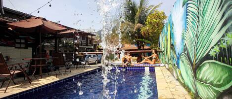Una piscina al aire libre