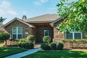 Exterior - Spark Getaways: The Golden Lotus Spa, Sauna, EV Charging (Lubbock)