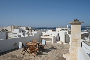 Outdoor dining - La Dimora delle Terrazze, a noble palace with a stunning view in Gallipoli (Gallipoli)