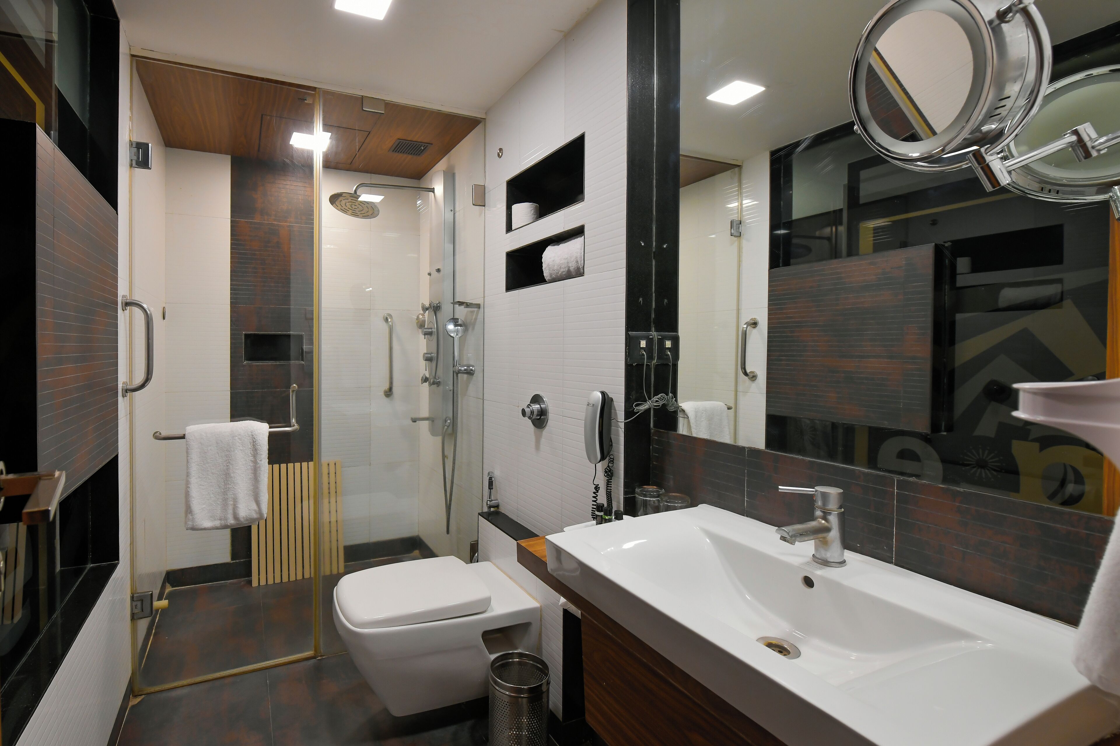 Premium Double Room, 1 King Bed | Bathroom | Separate bathtub and shower, hydromassage showerhead