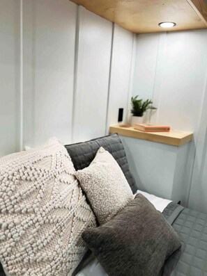 Free WiFi, bed sheets - Unique tiny home experience in a one of a kind tiny home community! (Elizabethtown)