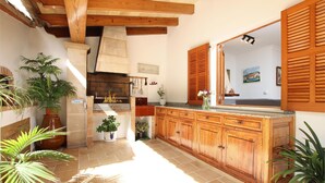 A kitchen with wooden cabinets, a large mirror, and potted plants. - FONT CAMPO (MAR). Lovely villa in Pollensa with heated pool (Pollensa)
