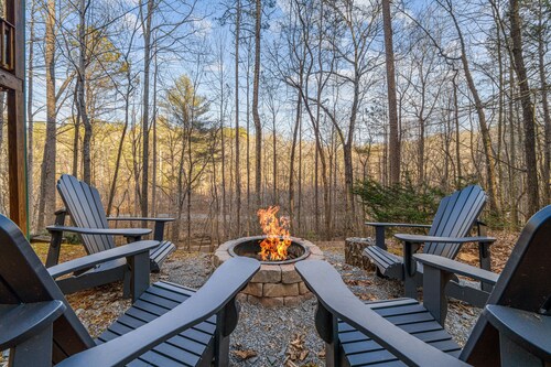 Cabin in Ellijay with hot tub, fireplaces, pools, tennis, gym, rec center, AC