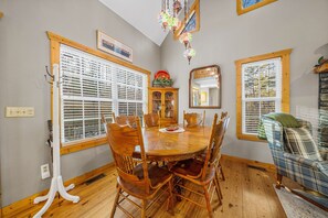 Dining - Cabin in Ellijay with hot tub, fireplaces, pools, tennis, gym, rec center, AC (Ellijay)