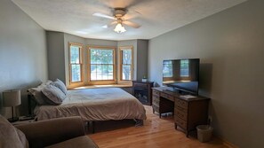 3 bedrooms, in-room safe, desk, iron/ironing board