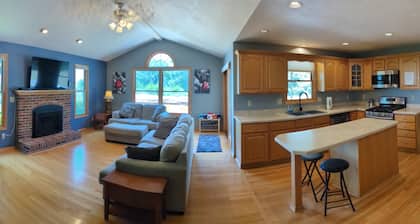 3br Home-SwimSpa, Gym, near Hwy 43, 67 & 50-Alpine Valley, Ice Age Trail-Golfing