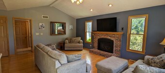 Private 3br, with SwimSpa, Gym, by Hwy 43, 67 & 50-Alpine Valley, Ice Age Trail-