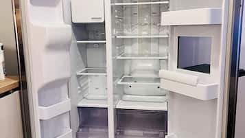 Kamar Double Standar | Dapur pribadi | Lemari es kecil, microwave (berdasarkan permintaan), oven, dan kompor