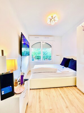 Premium bedding, down comforters, Select Comfort beds, in-room safe - 156 Av. Pasteur b1 (Le Blanc-Mesnil)