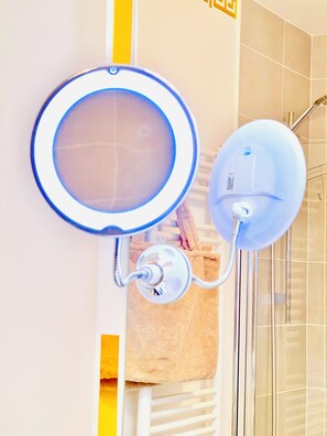 Standaard tweepersoonskamer | Badkamer | Gratis toiletartikelen, een haardroger, badjassen, pantoffels