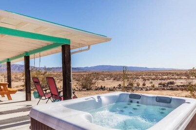 Private JT Desert Cabin, Mountain View w/Hot tub!