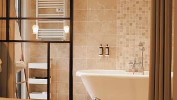 Baignoire, sèche-cheveux, serviettes fournies, savon