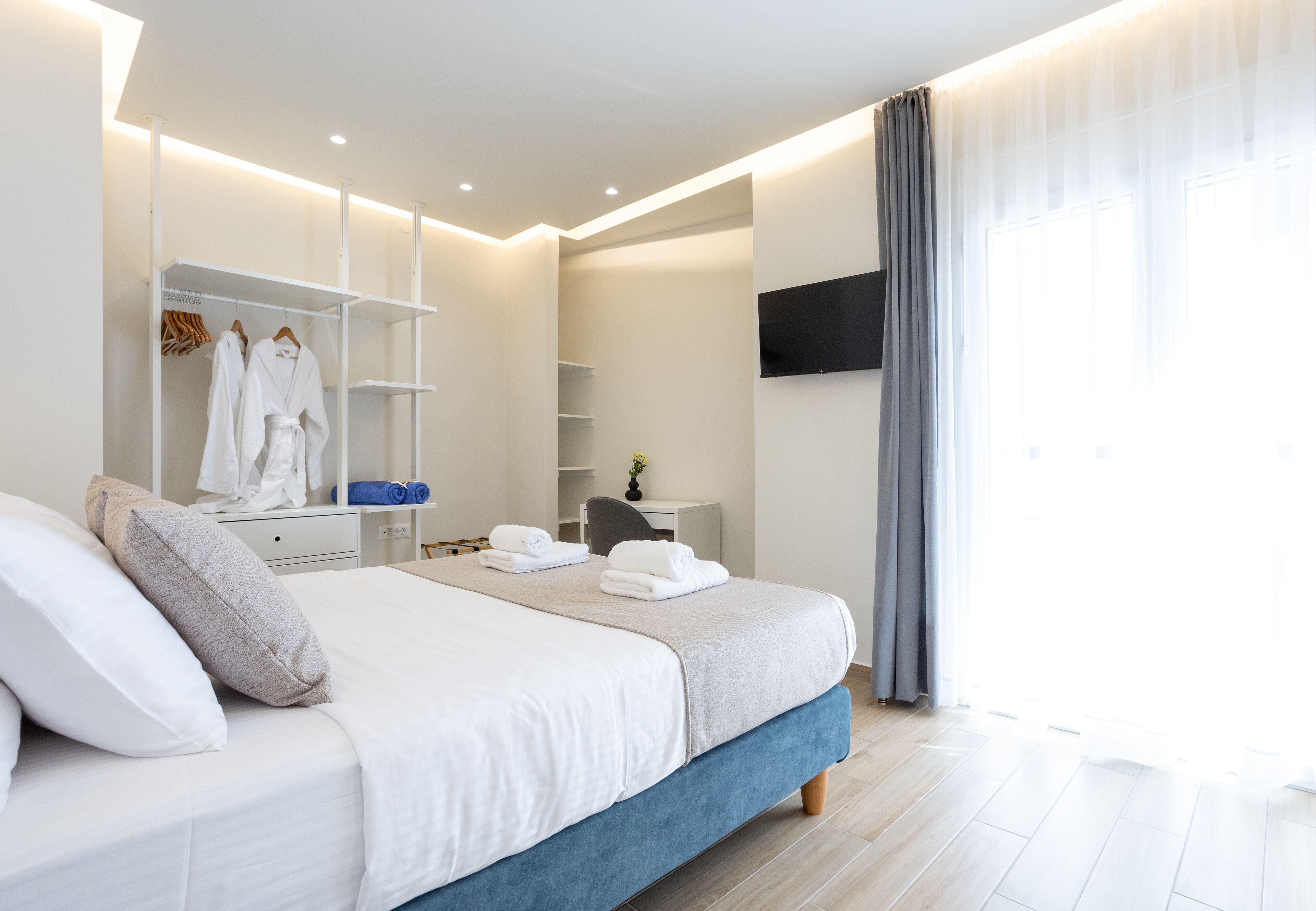 1 dormitori, caixa forta a l'habitació i escriptori 