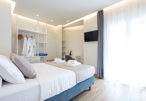 1 makuuhuone, tallelokero huoneessa, työpöytä, silitysrauta/-lauta