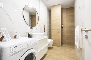 Regadera, secadora de cabello, bidet, toallas 