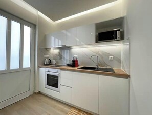 Jääkaappi, mikroaaltouuni, uuni, astianpesukone