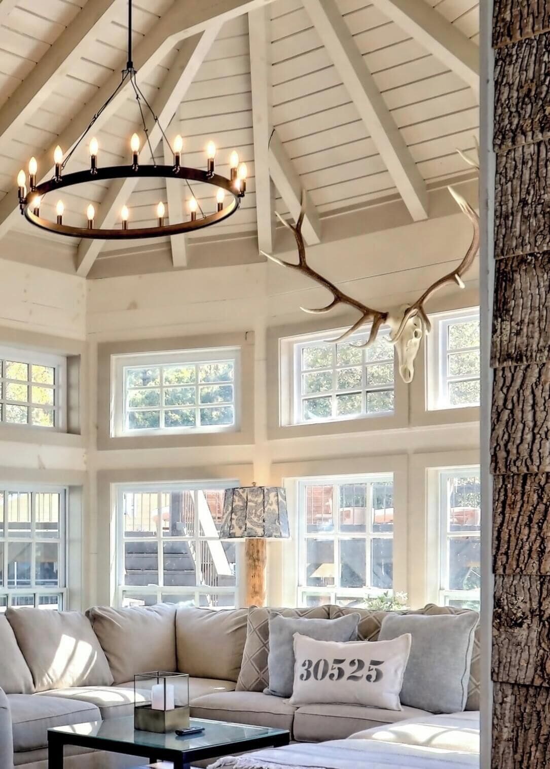 TV connectée, cheminée, livres