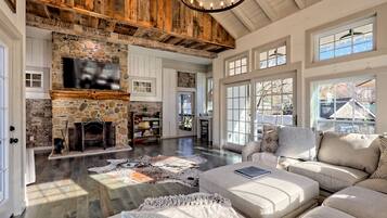 Téléviseur connecté, foyer, livres