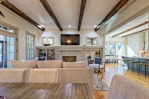 Smart TV, chimenea y libros 