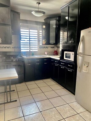 Réfrigérateur, micro-ondes, four, cafetière/bouilloire