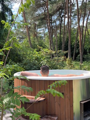 Outdoor spa tub - Enjoy nature and wellness facilities in the garden to the fullest! (Wekerom)