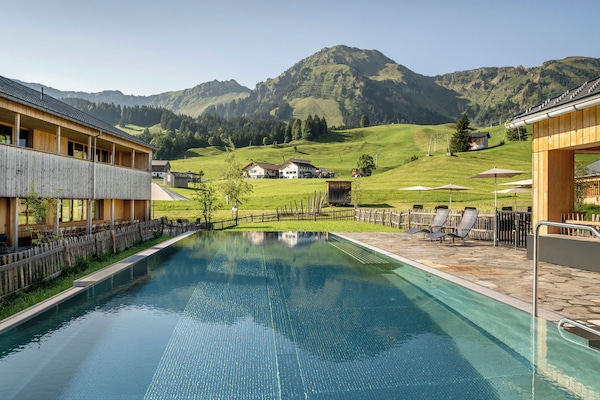 Una piscina al aire libre