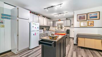 Kylskåp, mikrovågsugn, ugn och spishäll