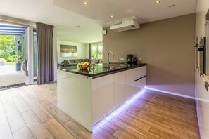 Fridge, microwave, stovetop, dishwasher - Family home for 3 generations (Wekerom)