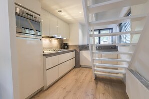 Mikrovågsugn, spishäll, diskmaskin och kaffe- och tebryggare